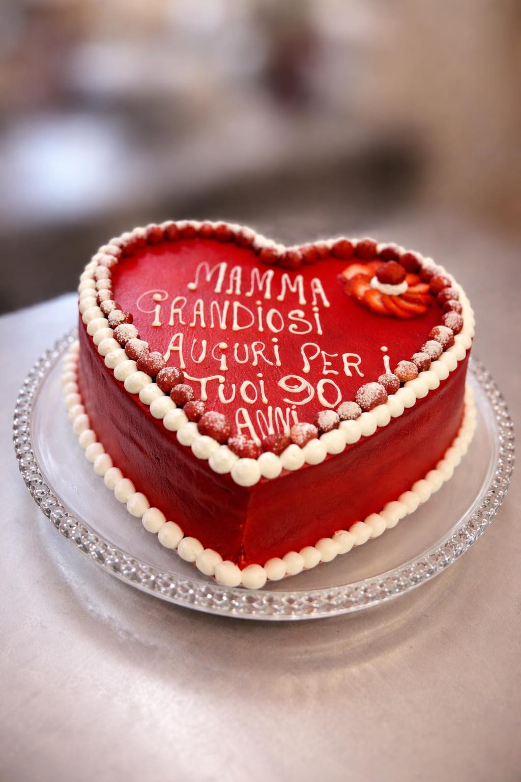 Torta di compleanno decorata per i 90 anni della Signora Maria